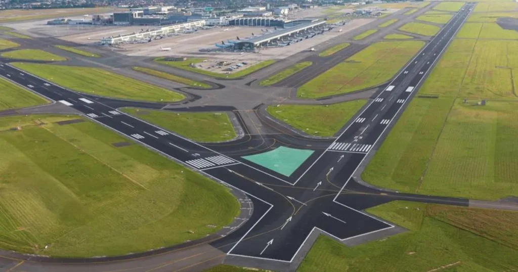 18 Things That Are 300 Feet Long or Big The Width of 2 Airport Runways