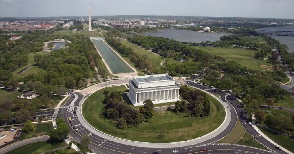 How Long is 10 Miles? 14 Common Comparisons 2 & 1/2 Round Trips on the National Mall